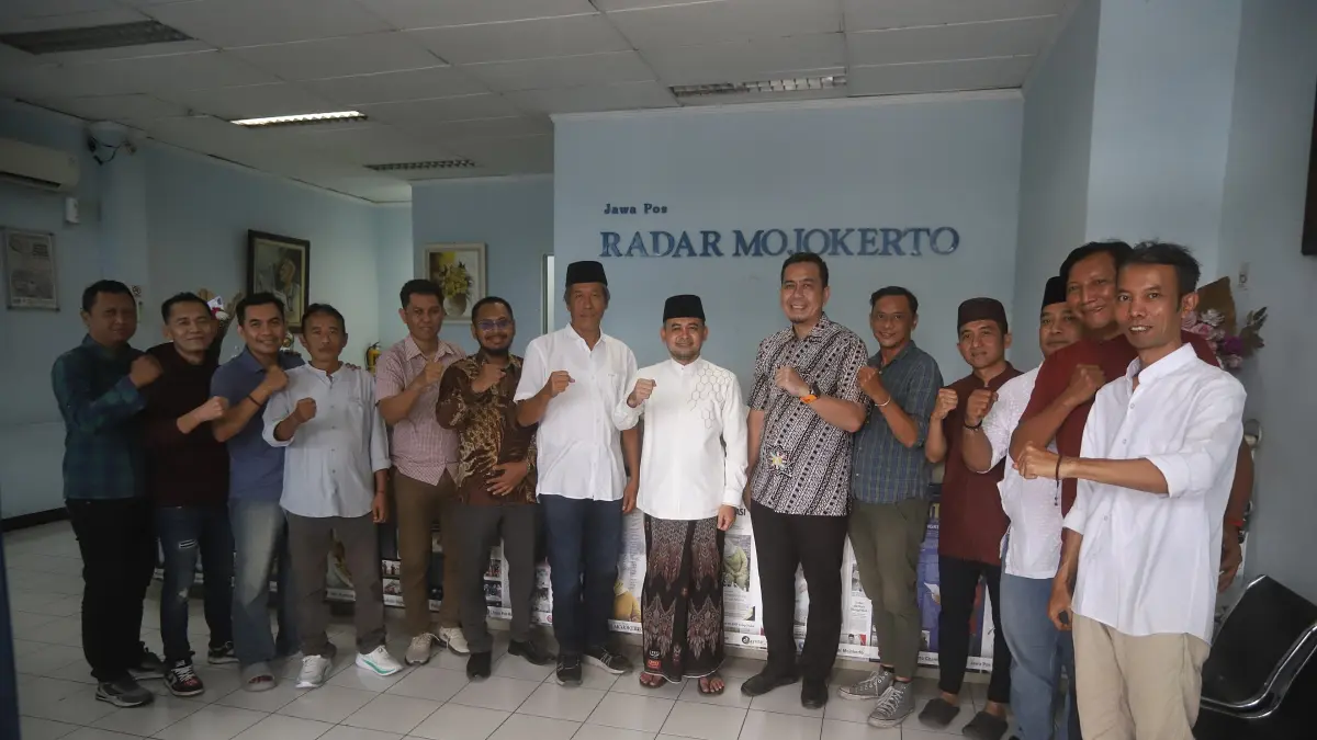 Direktur Jawa Pos Radar Mojokerto, M Nur Kholis dan kru JPRM bersama M. Afif Zamroni, Staf Khusus Menteri Desa dan PDT saat berkunjung ke kantor JPRM, Jumat (12/6). (Sofan JPRM)
