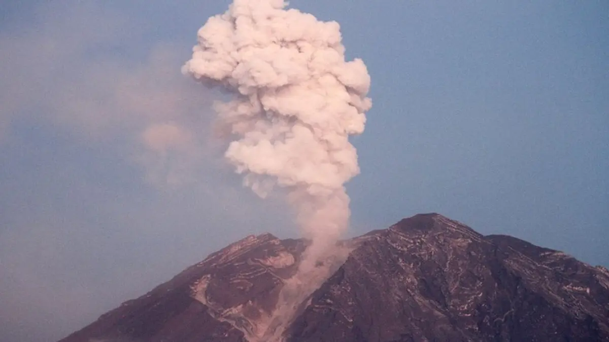Gunung semeru mengalami erupsi 