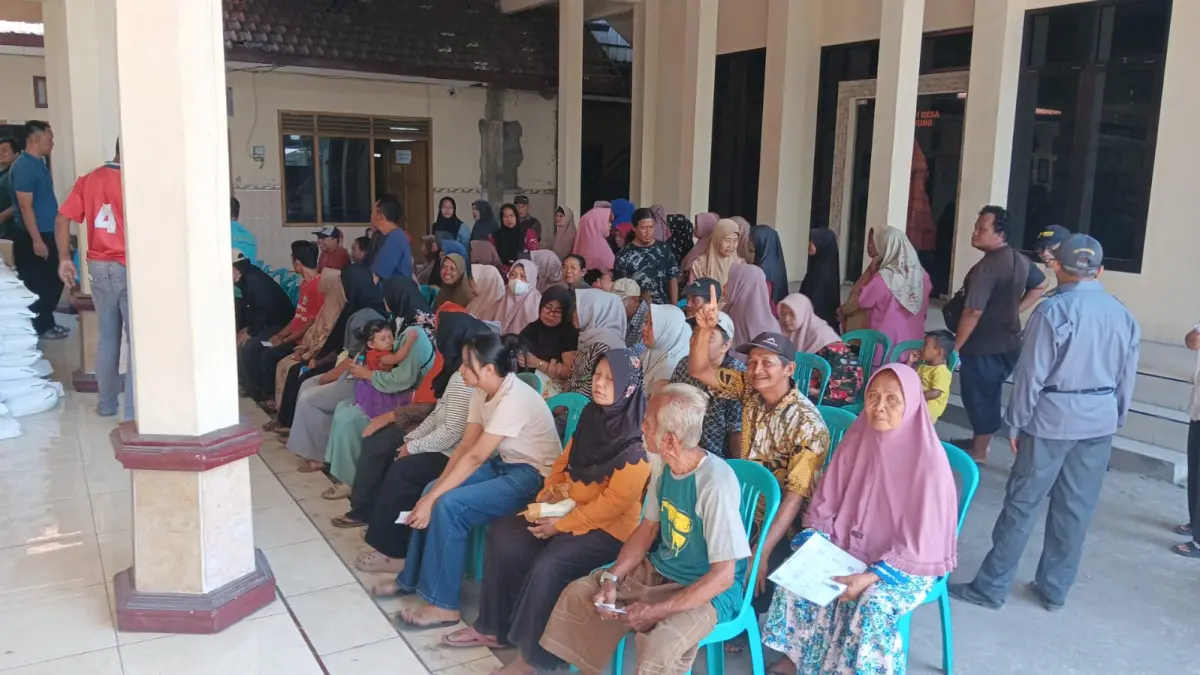 TEPAT SASARAN: Pemdes Banjaragung, Kecamatan Puri bagikan BPNT ke warga penerima manfaat, Kamis (11/6). (Indah JPRM)