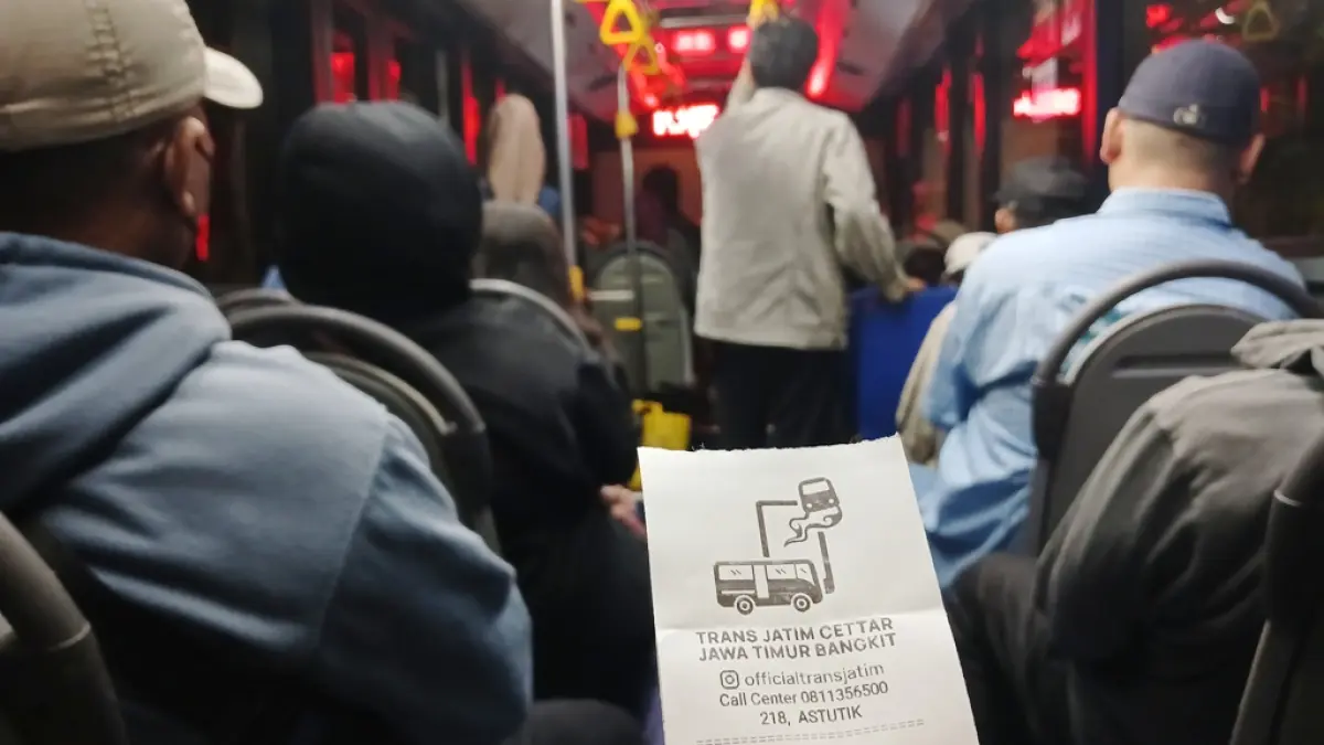 BAKAL DIUBAH: Penumpang menerima tiket bus Trans Jatim yang dibayar secara tunai di Terminal Kertajaya, Kota Mojokerto, Jumat (12/6). Mulai bulan depan, rencananya pembayaran hanya bisa dilakukan dengan nontunai. (Adi JPRM)