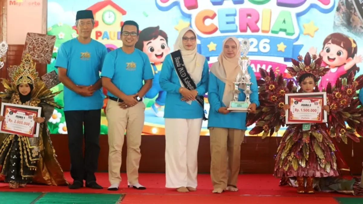 Para pemenang Lomba Fashion Show Gebyar PAUD Ceria 2026 bersama Ketua TP PKK Kabupaten Mojokerto Shofiya Hanak Albarraa (tengah), Kepala Dinas Pendidikan Kabupaten Mojokerto Amsar Azhari Siregar (berkacamata), dan Direktur JPRM M. Nur Kholis (berkopyah) saat grand final di Pendopo GMT Pemkab Mojokerto, Kamis (4/6). (Sofan JPRM)