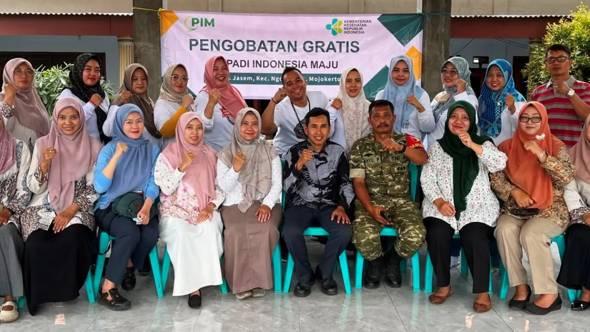 PEDULI SESAMA: PT Padi Indonesia Maju (PIM) bersama Koramil 0815/12 Ngoro Kodim 0815/Mojokerto kolaborasi menggelar pengobatan gratis bagi warga Desa Jasem, Kecamatan Ngoro, Jumat (12/6). (Dori JPRM)