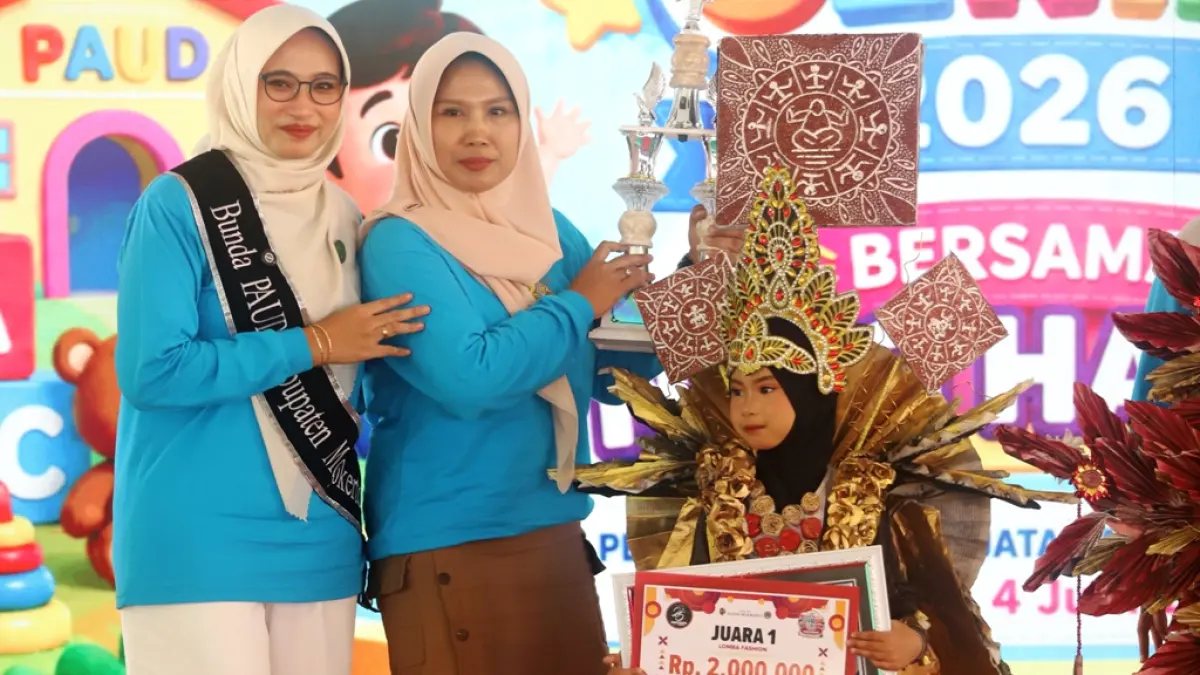 Jasmine Salsabilla Syafiqa bersama orang tua menerima piala juara I Lomba Fashion Show Gebyar PAUD CERIA 2026 dari Ketua TP PKK Kabupaten Mojokerto Shofiya Hanak Albarra . Siswa berusia 5 tahun itu meraih juara 1 setelah tampil dengan percaya diri mewakili sekolahnya, TK Al-Akbar, Desa/Kecamatan Bangsal. (Sofan JPRM)