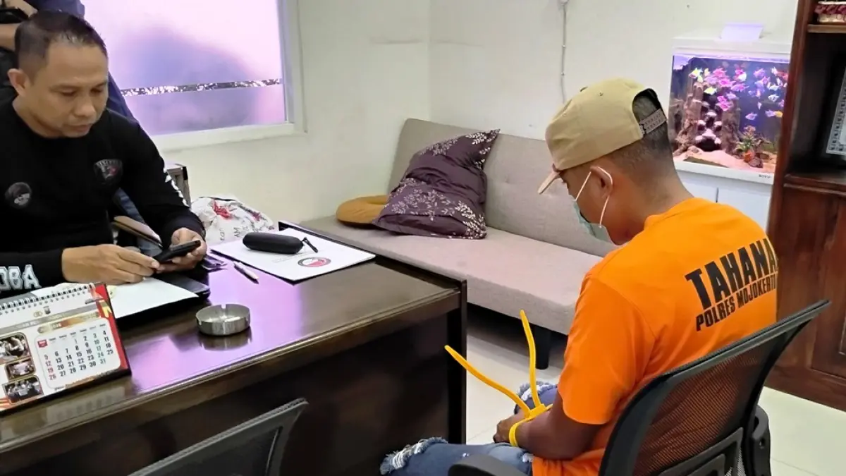 TINGGAL PENYESALAN: Tersangka kasus vape narkoba diperiksa ulang petugas Satresnarkoba Polres Mojokerto, Rabu (10/6). (Martda JPRM)