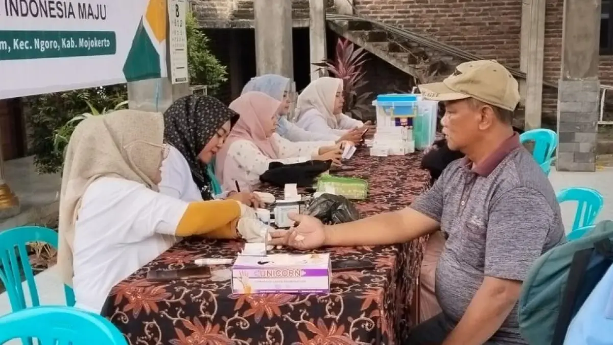 Warga Jasem tengah menjalani pemeriksaan kesehatan gratis yang digelar PT PIM.