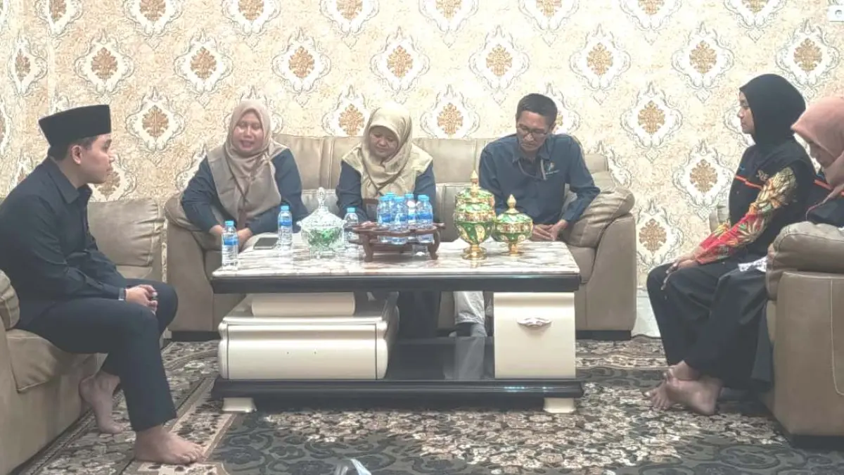 SUKSESKAN SENSUS: Kepala BPS Kabupaten Mojokerto Dwi Yuhenny bersama tim berkunjung ke kediaman Bupati Mojokerto Muhammad Albarraa di Desa Bendunganjati, Kecamatan Pacet untuk melaksanakan SE 2026 yang digulirkan perdana mulai kemarin (15/6) hingga 31 Agustus mendatang. (Rizal JPRM)