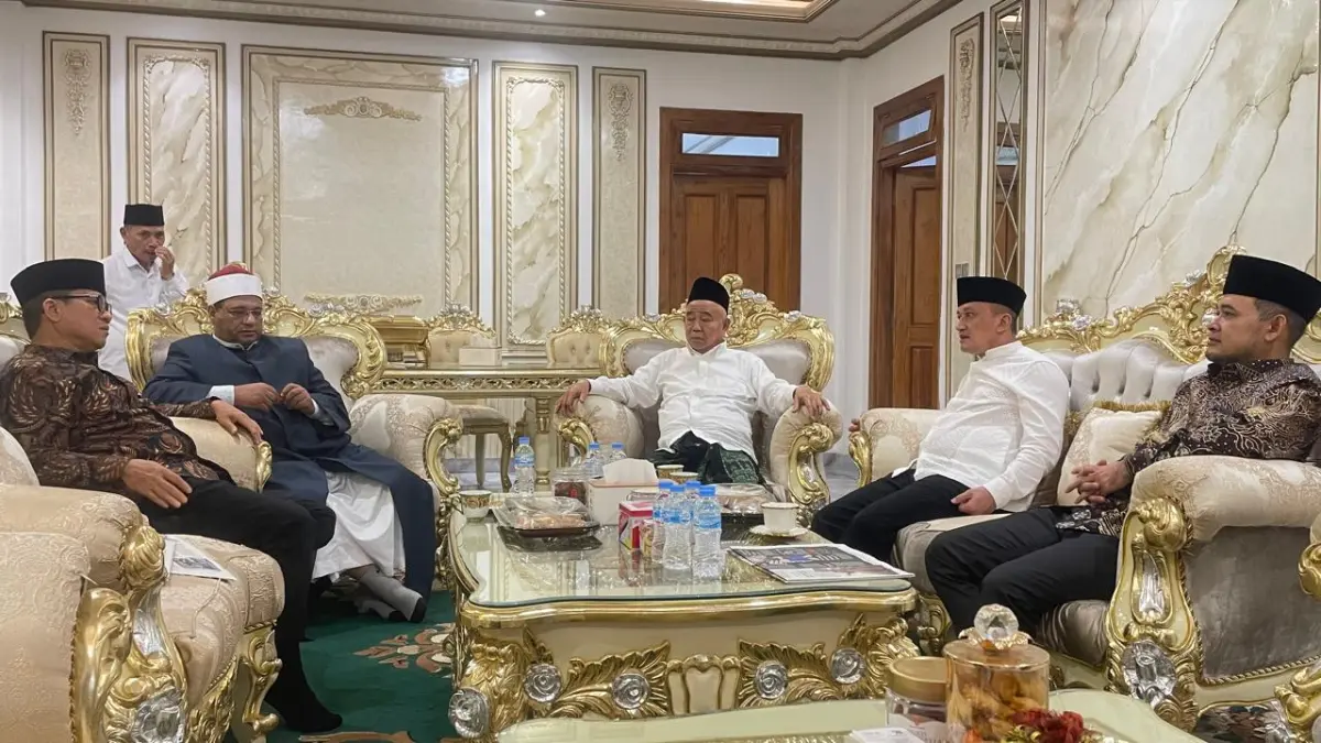 KEMBANGKAN DESA: Dari kiri, Mendes PDT Yandri Susanto, Syekh Faruq dari Al-Azhar, Mesir, Pengasuh Pondok Pesantren Amantul Ummah KH Asep Saifuddin Chalim, Danrem 082/CPYJ Kolonel Inf Batara Alex Bulo, dan Staf Khusus Mendes PDT M. Afif Zamroni, berdiskusi tentang program KDKMP di Pondok Pesantren Amanatul Ummah, Kembangbelor, Kecamatan Pacet, Minggu (14/6). (Imron JPRM)