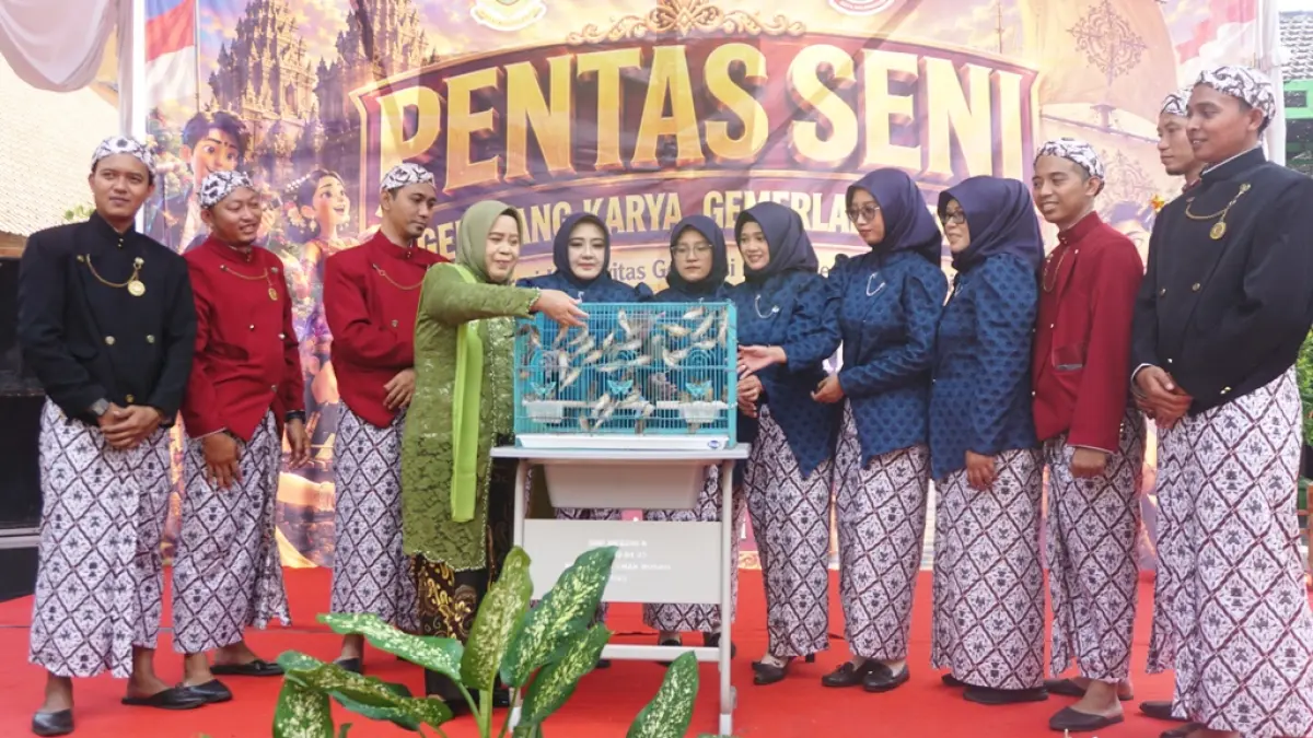 BANGGA: Kepala SMPN 8 Mojokerto Siti Nuryati melepas burung sebagai simbol kelulusan siswa tahun ajaran 2025/2026, kemarin (15/6). (Indah JPRM)