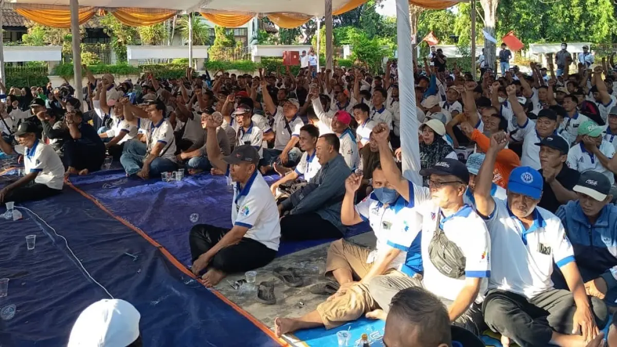 BERHARAP SOLUSI: Para buruh PT Pakerin mengikuti konsolidasi bersama Penasihat Khusus Presiden Bidang Ketenagakerjaan dan Kesejahteraan Buruh Said Iqbal, Pemprov Jatim, Pemkab Mojokerto, dan unsur serikat pekerja, Minggu (14/6). (Rizal JPRM)