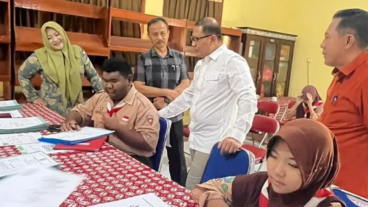 BERJALAN LANCAR: Kepala Dindik Provinsi Jatim Aries Agung Paewai meninjau pelaksanaan daftar ulang SPMB di SMAN 1 Sooko, Sabtu (13/6). (Indah JPRM)