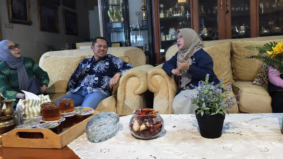 SENSUS DIMULAI: Kepala BPS Kabupaten Mojokerto Dwi Yuhenny bersama tim berkunjung ke kediaman Sekdakab Mojokerto Teguh Gunarko di Desa Janti, Kecamatan Dlanggu untuk melaksanakan SE 2026 yang digulirkan perdana mulai Senin (15/6) hingga 31 Agustus mendatang. (Rizal JPRM)