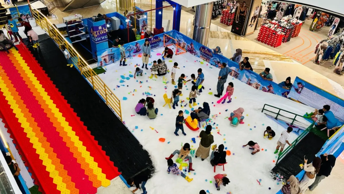 DIGEMARI: Pada awal pembukaan, Snow World langsung jadi jujukan pengunjung Sunrise Mall Mojokerto. (Dodik JPRM)