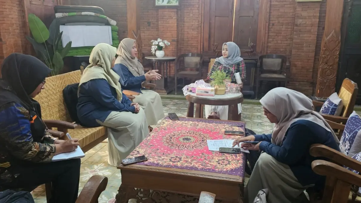 DOOR-TO-DOOR: Kepala BPS Kabupaten Mojokerto Dwi Yuhenny bersama tim melakukan SE 2026 di kediaman Ketua DPRD Ayni Zuroh di Desa Balongmojo, Kecamatan Puri, Kabupaten Mojokerto, Senin (15/6). (Rizal JPRM)