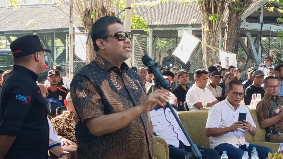 JADI ATENSI: Penasihat Khusus Presiden Bidang Ketenagakerjaan dan Kesejahteraan Buruh Said Iqbal menemui pekerja PT Pakerin di mes karyawan di Desa Bangun, Kecamatan Pungging, Kabupaten Mojokerto, kemarin (14/6). (Rizal JPRM)