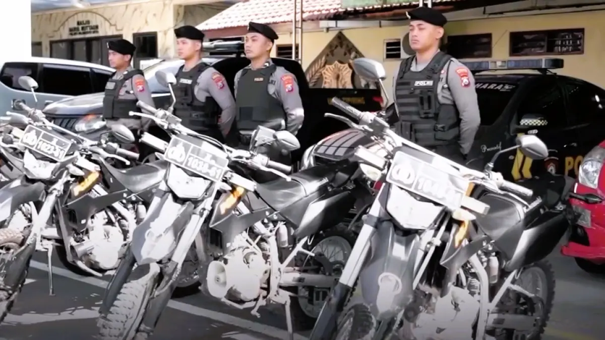 PENGAMANAN: Sejumlah personel disiagakan Polres Mojokerto Kota untuk menekan potensi kriminalitas jelang Suroan malam ini. (Martda JPRM)