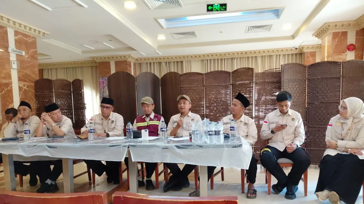 PERSIAPAN: Ketua regu dan ketua rombongan jemaah haji Kabupaten Mojokerto mengikuti sosialisasi teknis pemulangan oleh pembimbing ibadah haji sektor Madinah, Arab Saudi, Minggu (14/6) WAS. (dok Khudori for JPRM)