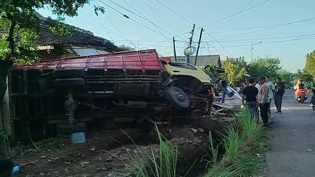 RINGSEK: Kondisi truk muatan kayu dan bangunan rumah yang rusak akibat kecelakaan di Desa Lebakjabung, Kecamatan Jatirejo, Minggu (14/6).&nbsp;(Rizal JPRM)