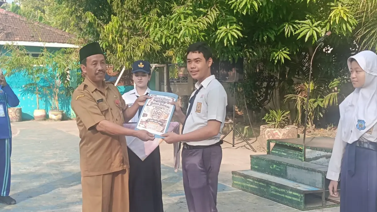 
SEDERHANA: Kepala SMPN 1 Mojosari memimpin pelepasan siswa kelas 9 di saksikan komite sekolah SMPN 1 Mojosari.