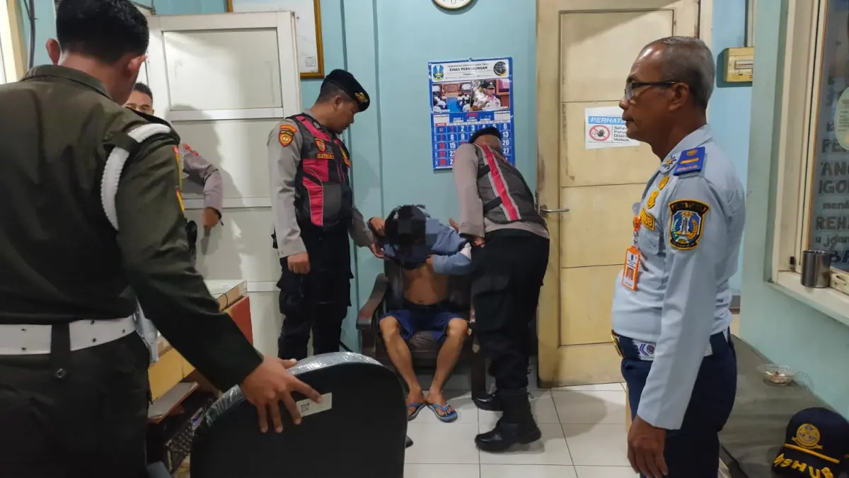 SEMPAT DIAMANKAN: Terduga pelaku pelecehan penumpang Trans Jatim koridor 2 sempat diamankan petugas gabungan di pos Terminal Kertajaya Mojokerto, Jumat (12/6) petang. (Martda JPRM)