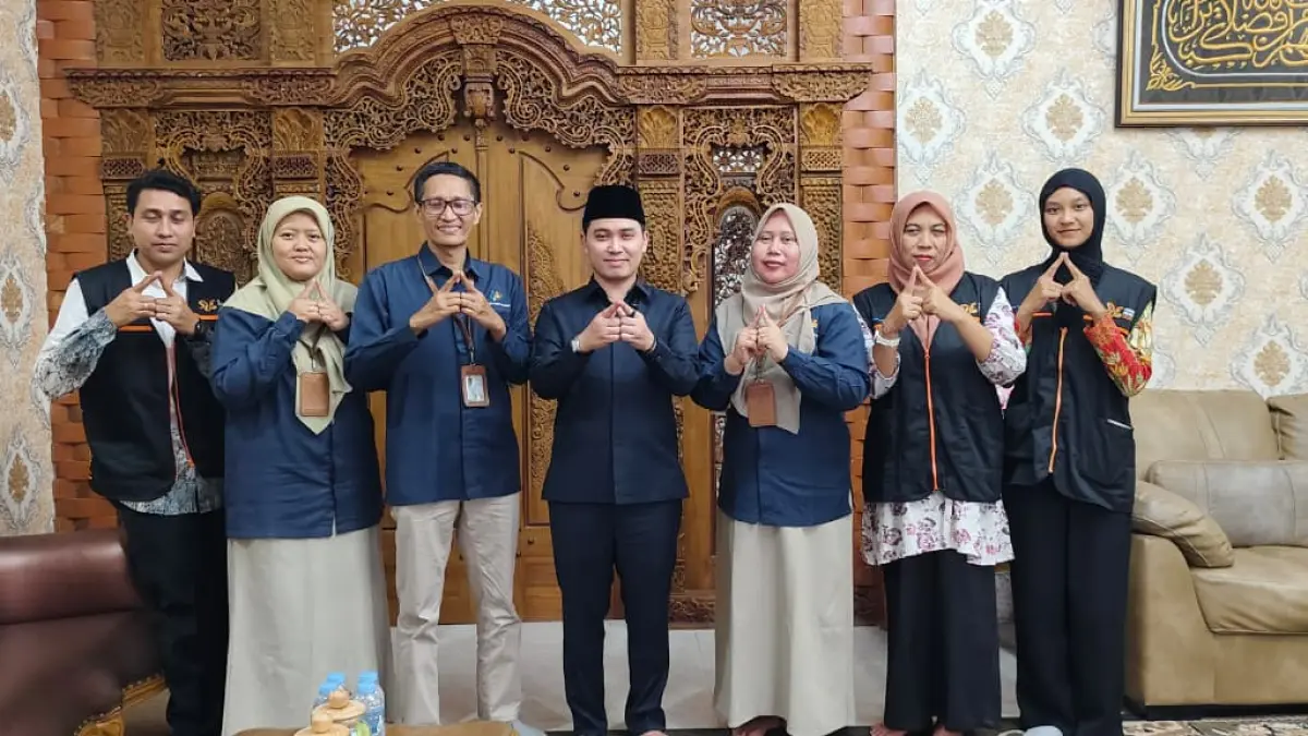 &nbsp;SINERGIS: Bupati Mojokerto Muhammad Albarraa bersama Kepala BPS Kabupaten Mojokerto Dwi Yuhenny dan tim usai melaksanakan pendataan SE 2026, Senin (15/6). (Rizal JPRM)