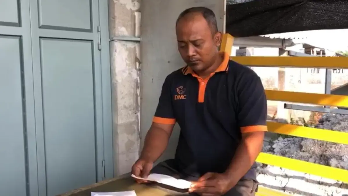 TEMPUH JALUR DAMAI: Alfin Setyo Tunggal, korban pencurian yang menerima sepucuk surat yang dikirim terduga pelaku usai menggasak uang toko pada Senin (8/6). (dok JPRM)