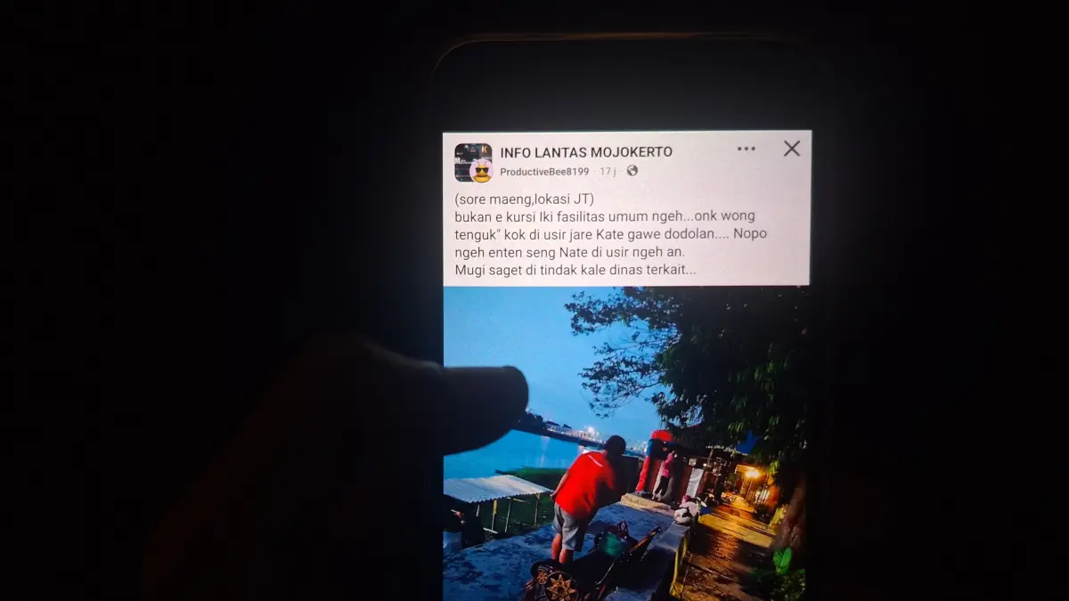 JADI POLEMIK: Dua pengunjung kawasan jogging track di Jalan Hayam Wuruk, Kelurahan/Kecamatan Magersari menikmati suasana latihan dayung di Sungai Brantas. Foto kanan, unggahan berisi keluhan warga yang mengaku diusir pedagang saat duduk di bangku fasum. (tangkapan layar by Adi JPRM)