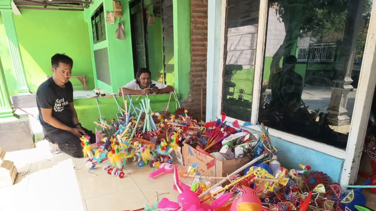 DIJUAL MURAH: Stok mainan anak-anak berbagai jenis dijajakan di rumah keluarga Satuan, di Dusun Sumbertempur, Desa Sumbergirang, Kecamatan Puri, Kabupaten Mojokerto, Senin (15/6). (Rizal JPRM)