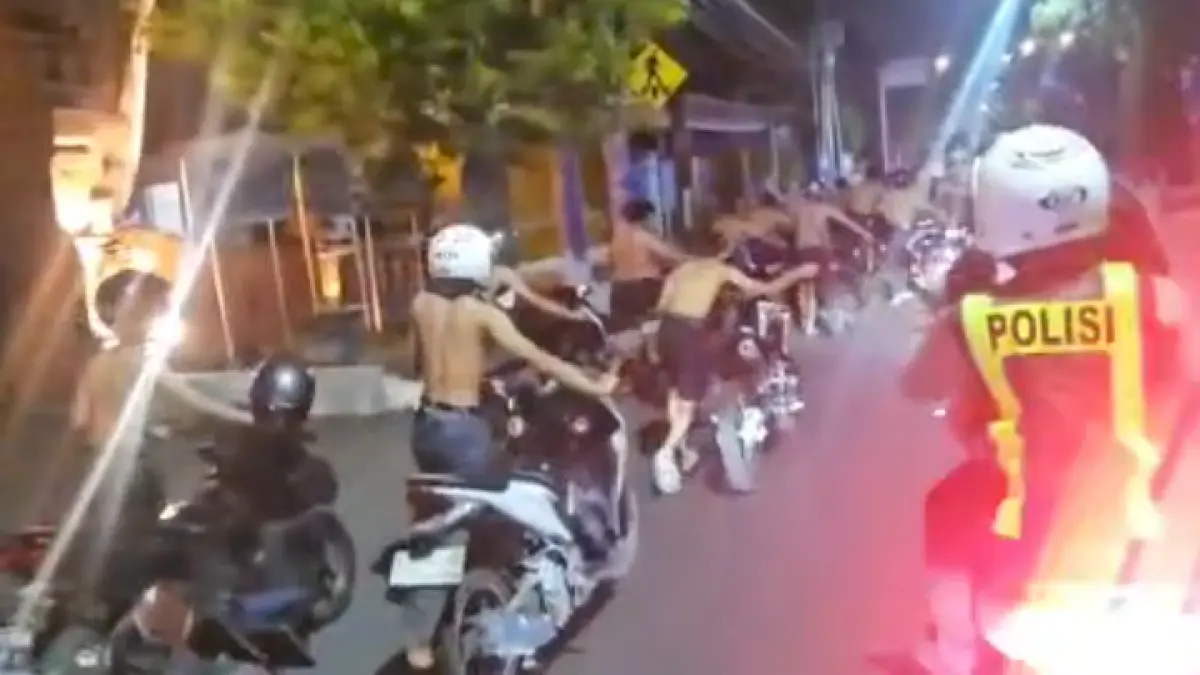 DICIDUK: Puluhan pemuda berikut motor yang dikendarai digelandang petugas ke Mapolres Mojokerto Kota, Rabu (17/6) dini hari. (Martda JPRM)