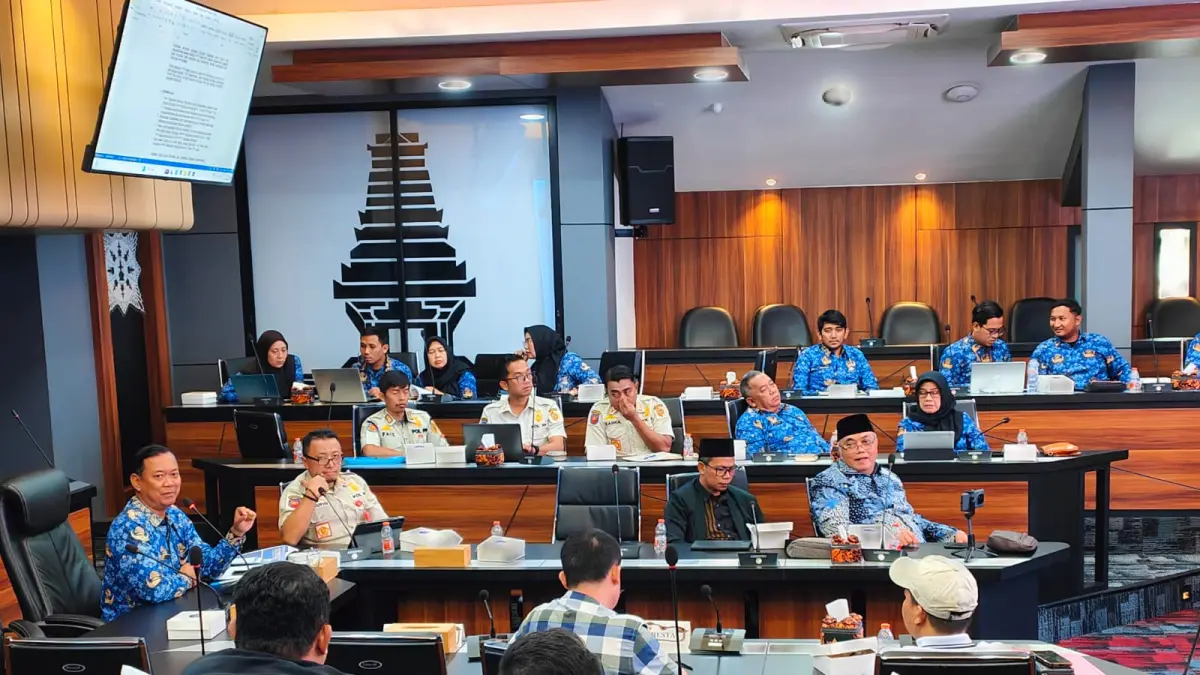 DUDUK BERSAMA: Forum yang diinisiasi Pemkab Mojokerto menyikapi maraknya toko minol dihadiri mulai MUI Mojokerto hingga pemilik toko di kantor Pemkab, Rabu (17/6). (Dori JPRM) 