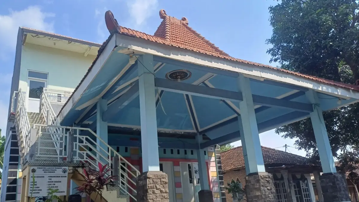 FASILITAS PENDIDIKAN: Pembangunan gedung TPQ di Dusun Saradan, Desa Purworejo, Kecamatan Pungging, Kabupaten Mojokerto yang rampung dikerjakan, Rabu (17/6). (Dodik JPRM)