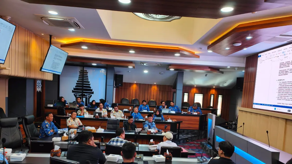 KOMITMEN: Pemkab Mojokerto memanggil pemilik toko minol yang berada di zona larangan. Mereka diminta menutup operasionalnya sebelum akhirnya ditindak satpol PP. (Dori JPRM)