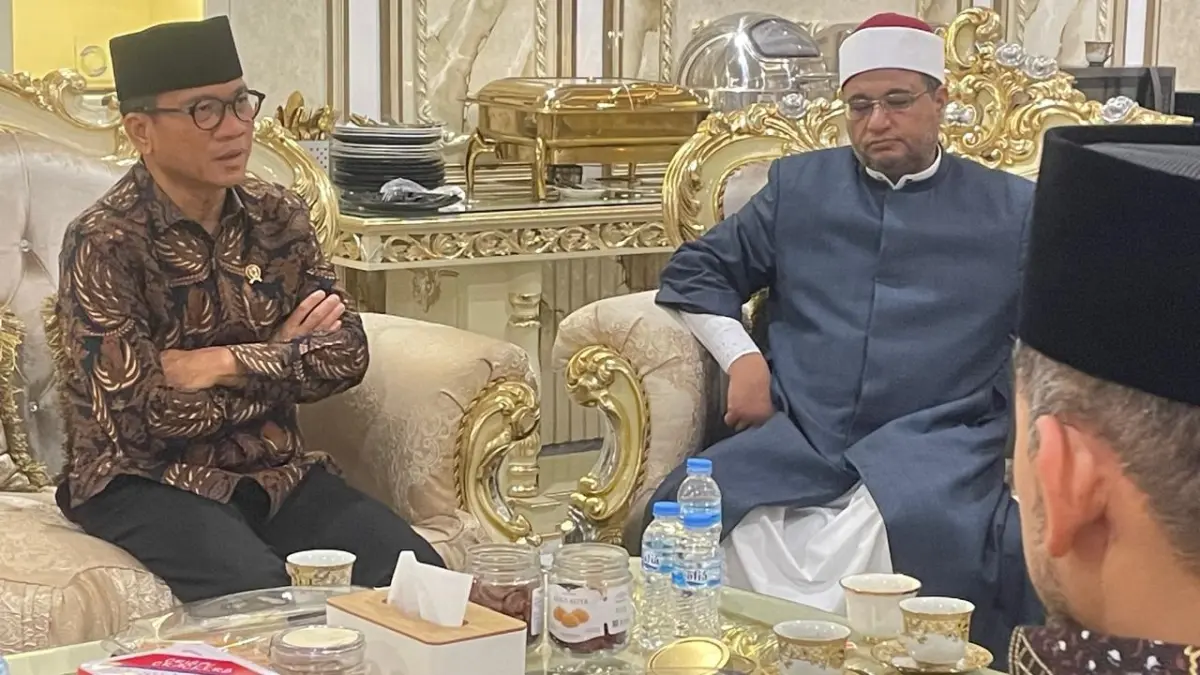 Mendes dan PDT Yandri Susanto saat berada di Pondok Pesantren Amanatul Ummah, Desa Kembangbelor, Kecamatan Pacet, Kabupaten Mojokerto, Minggu (14/6). (Chariris JPRM)