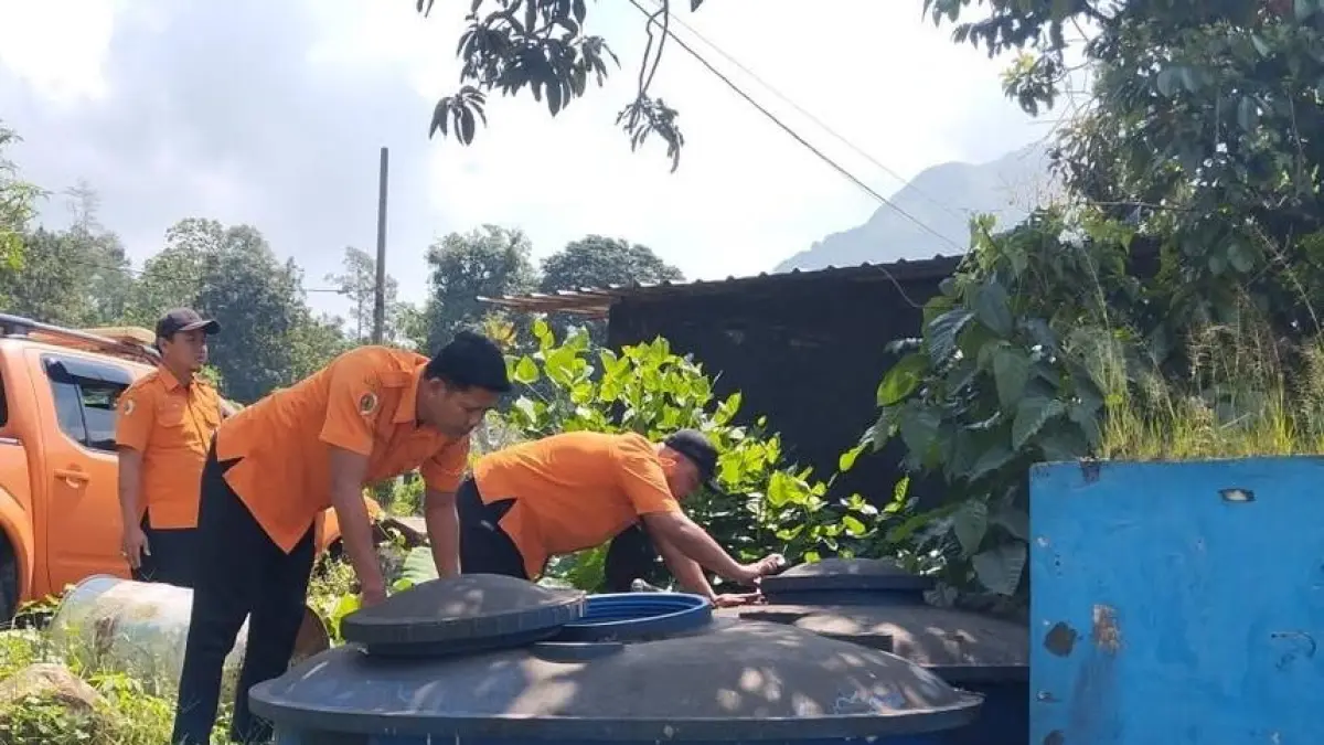 MITIGASI: Tim BPBD Kabupaten Mojokerto melakukan pengecekan stok air bersih di tandon yang berada di Desa Duyung, Kecamatan Trawas, Mei lalu. (dok JPRM)