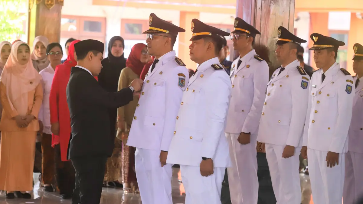 MUTASI JABATAN: Bupati Mojokerto Muhammad Albarraa menyematkan pin kepada pejabat dalam pelantikan mutasi jabatan di Pendapa Graha Majatama, Pemkab Mojokerto, Jalan Ahmad Yani, Kota Mojokerto, Rabu (17/6). (Sofan/JPRM) 