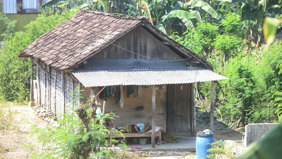 TAK LAYAK: Dua lansia berada di beranda rumah kayu di Desa Lakardowo, Kecamatan Jetis, Kabupaten Mojokerto, Selasa (16/6). (Sofan JPRM)