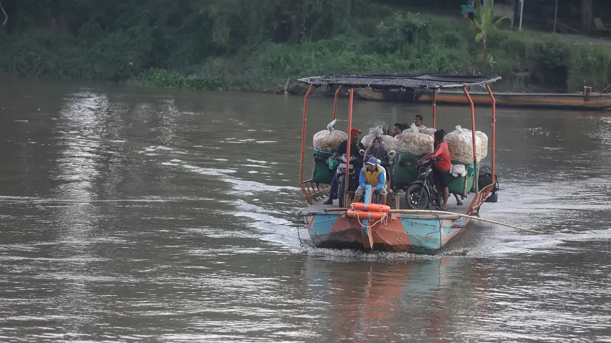TRANSPORTASI ALTERNATIF: Operasional perahu tambang di Desa Betro, Kecamatan Kemlagi, kini telah dilengkapi alat keselamatan darurat. (dok JPRM)