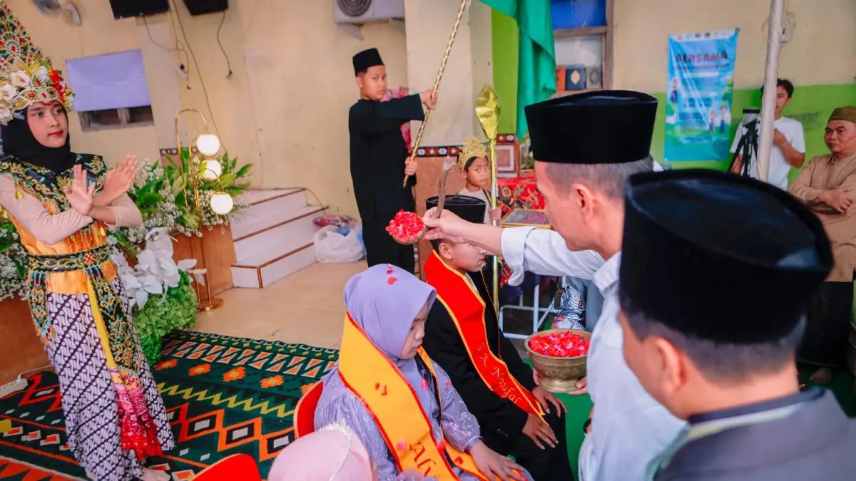 ISTIMEWA: Kirab dan penyiraman bunga menjadi salah satu prosesi tasyakuran akhirussanah Al Musthofa, Rabu (17/6).