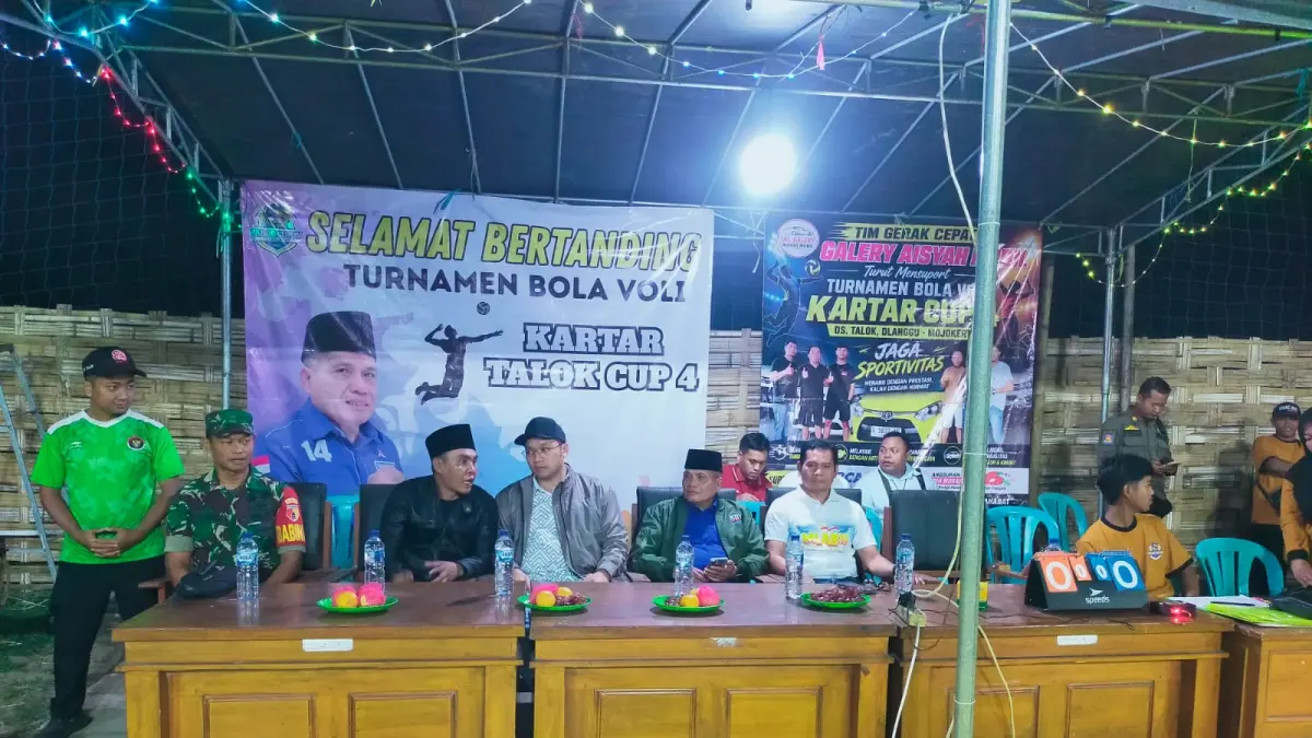 RESMI DIMULAI: Wakil Bupati M. Rizal Octavian memberikan smash pertama didampingi Kepala Desa Talok Khoirul Anwar dan Forkopimca Dlanggu, sebagai tanda dibukanya turnamen tersebut, Kamis (18/7). (Oce JPRM)