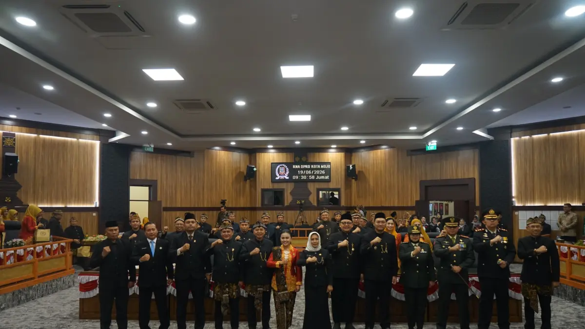 SINERGI: Wali Kota Mojokerto Ika Puspitasari bersama Pimpinan dan Anggota DPRD Kota Mojokerto usai menggelar Rapat Paripurna Istimewa Peringatan Hari Jadi ke-108 Kota Mojokerto di gedung DPRD, kemarin (19/6).