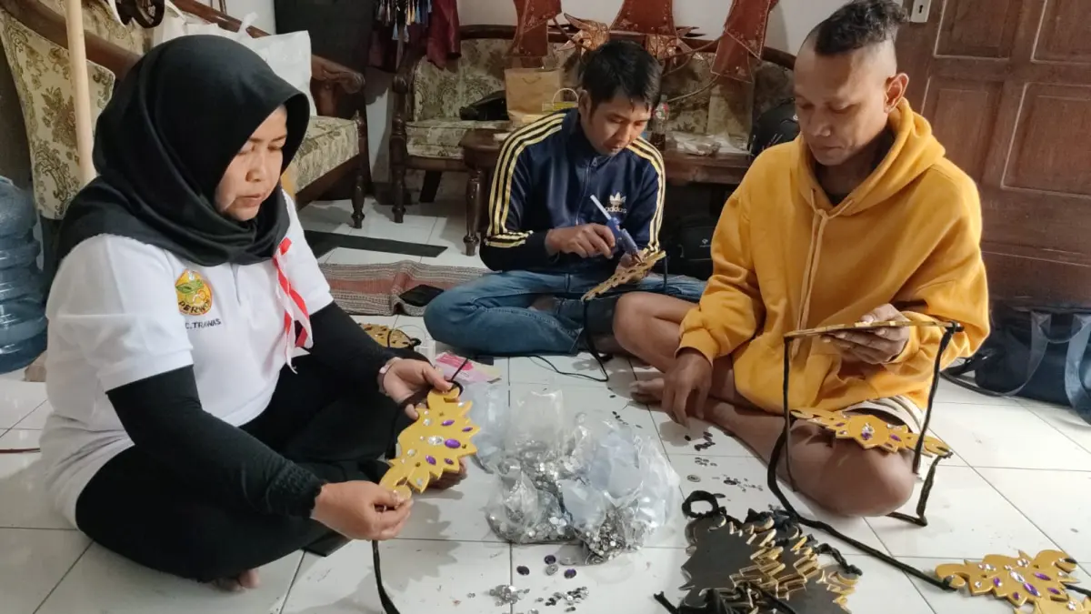 TERDAMPAK: Sejumlah karyawan kerajinan baju karnaval sedang mengerjakan pesanan pelanggan di Desa/Kecamatan Trawas, Kabupaten Mojokerto, kemarin (19/6). Belakangan ini aktivitas mereka terdampak akibat pemadaman listrik bergilir. (Dori JPRM)