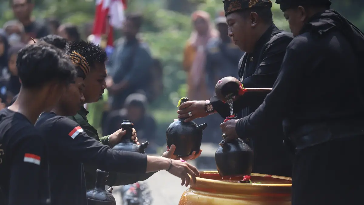 Pelataran situs Airlangga itu dipenuhi penziarah dan pencinta budaya tradisi dari luar daerah, hadir rombongan dari Kediri, Surabaya, Malang, bahkan hingga Jawa Tengah.
