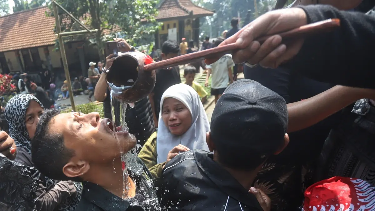 Pelataran situs Airlangga itu dipenuhi penziarah dan pencinta budaya tradisi dari luar daerah, hadir rombongan dari Kediri, Surabaya, Malang, bahkan hingga Jawa Tengah. 