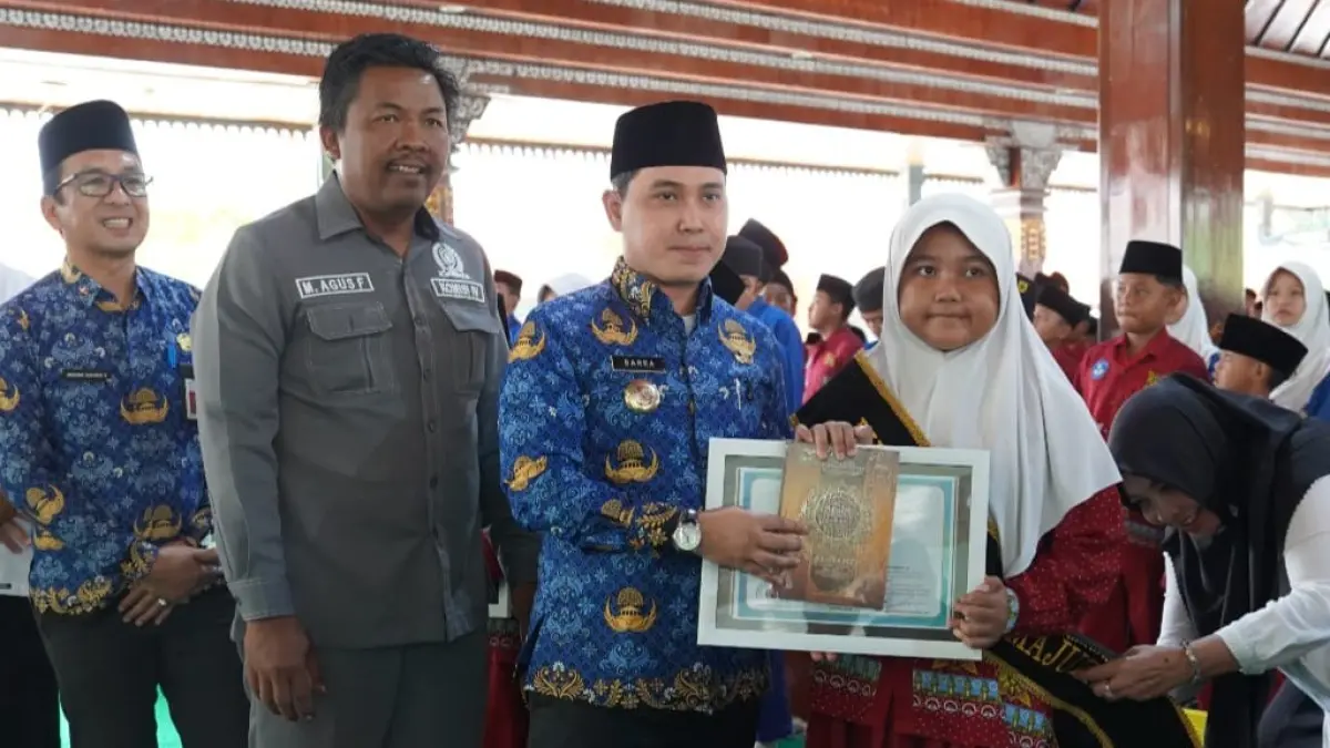 TERPUJI: Bupati Mojokerto Muhammad Albarraa menyerahkan ijazah kepada wisudawati Gemajuza dan Tahfidz didampingi anggota DPRD Kabupaten Mojokerto M. Agus Fauzan, dan Kepala Dinas Pendidikan Kabupaten Mojokerto Amsar Azhari Siregar di Pendapa Graha Majatama, Pemkab Mojokerto, Rabu (17/6). (Basuni JPRM)