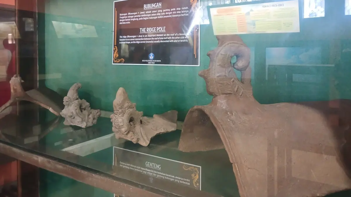 BERSEJARAH: Genting rumah dari masa Kerajaan Majapahit koleksi Museum Majapahit di Desa/Kecamatan Trowulan, Kabupaten Mojokerto. (dok JPRM)