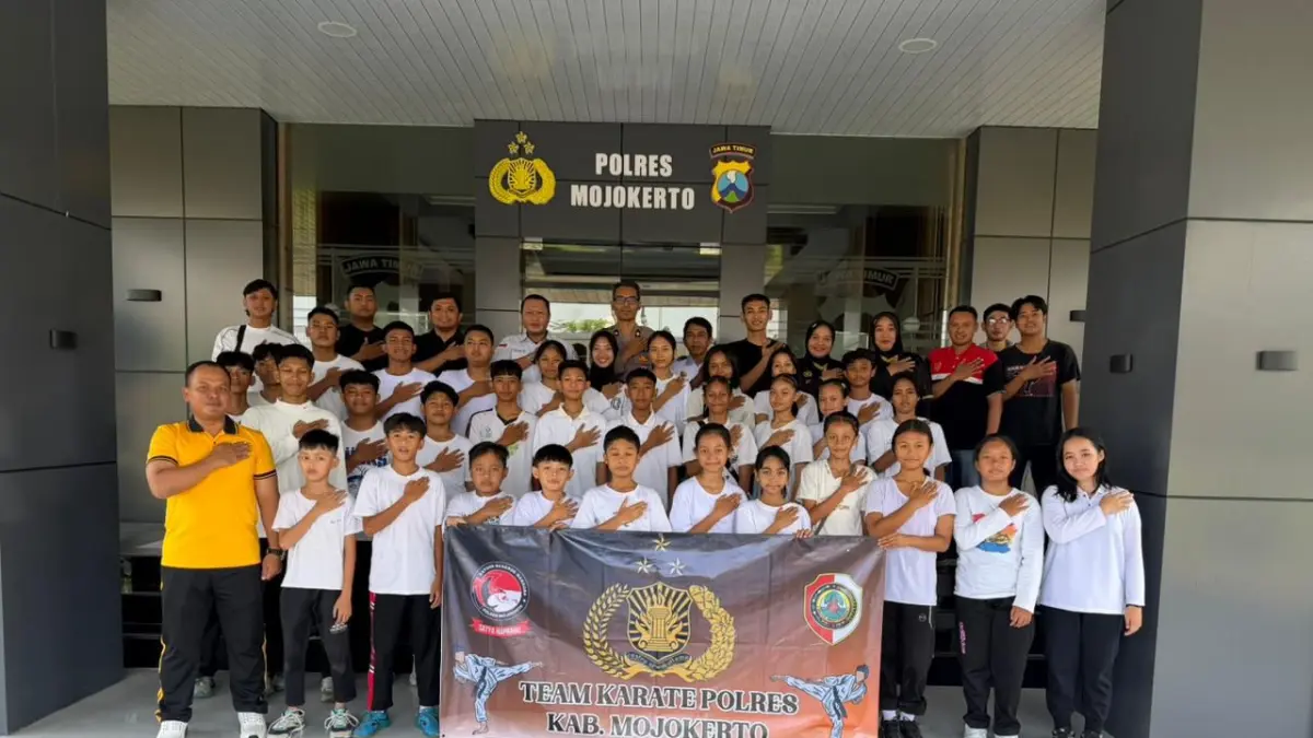 BERSINAR: Tim karate Polres Mojokerto tampil luar biasa di Kejuaraan Karate Piala Kapolda Jawa Timur 2026 pada 20-21 Juni di GOR Basket Unesa, Surabaya, dengan meraih 7 medali. (dok Tim Karate Polres Mojokerto for JPRM) 