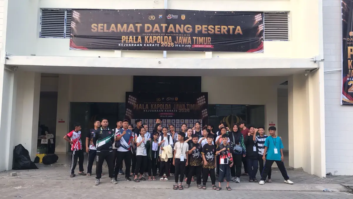 BERSINAR: Tim karate Polres Mojokerto tampil luar biasa di Kejuaraan Karate Piala Kapolda Jawa Timur 2026 pada 20-21 Juni di GOR Basket Unesa, Surabaya, dengan meraih 7 medali. (dok Tim Karate Polres Mojokerto for JPRM)