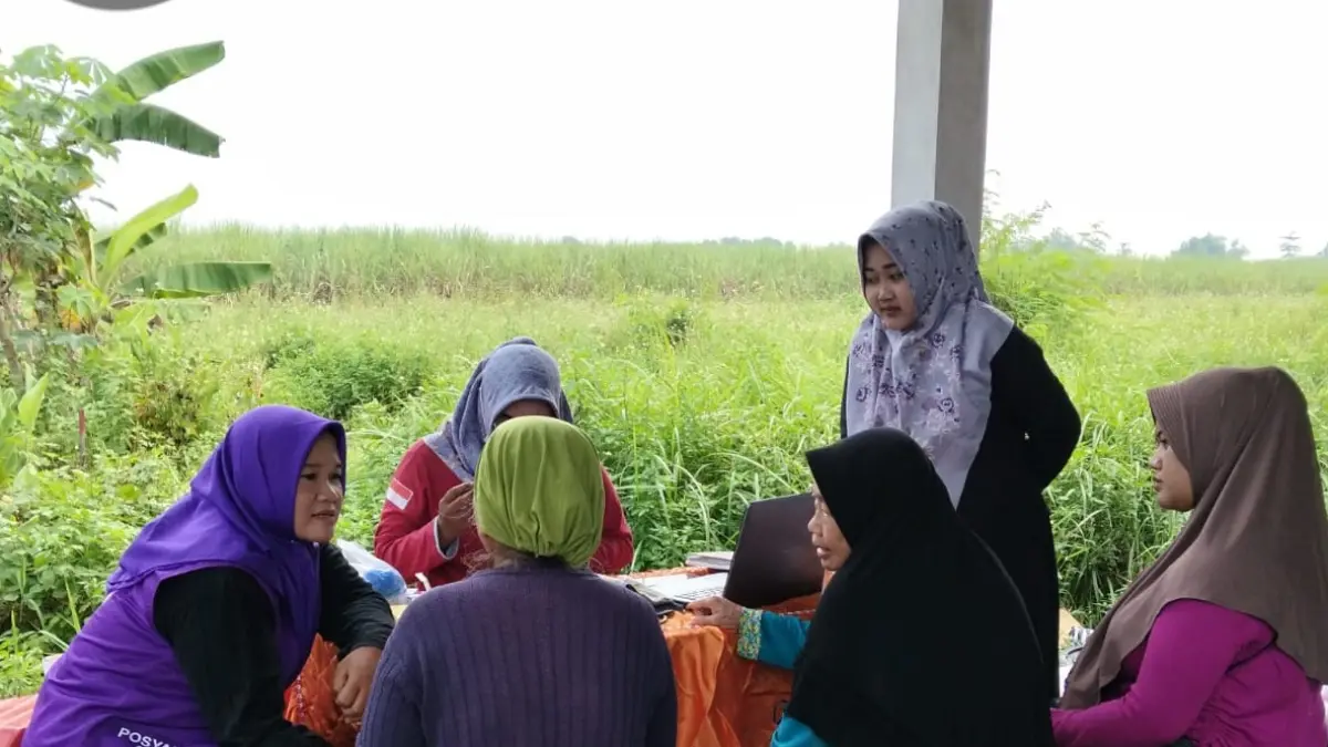 DIPANTAU: Pelaksanaan kegiatan Posyandu Integrasi Layanan Primer (ILP) Sedap Malam ditinjau langsung oleh TP-PKK Desa Kemantren, Jumat (12/6) lalu. (Indah JPRM)