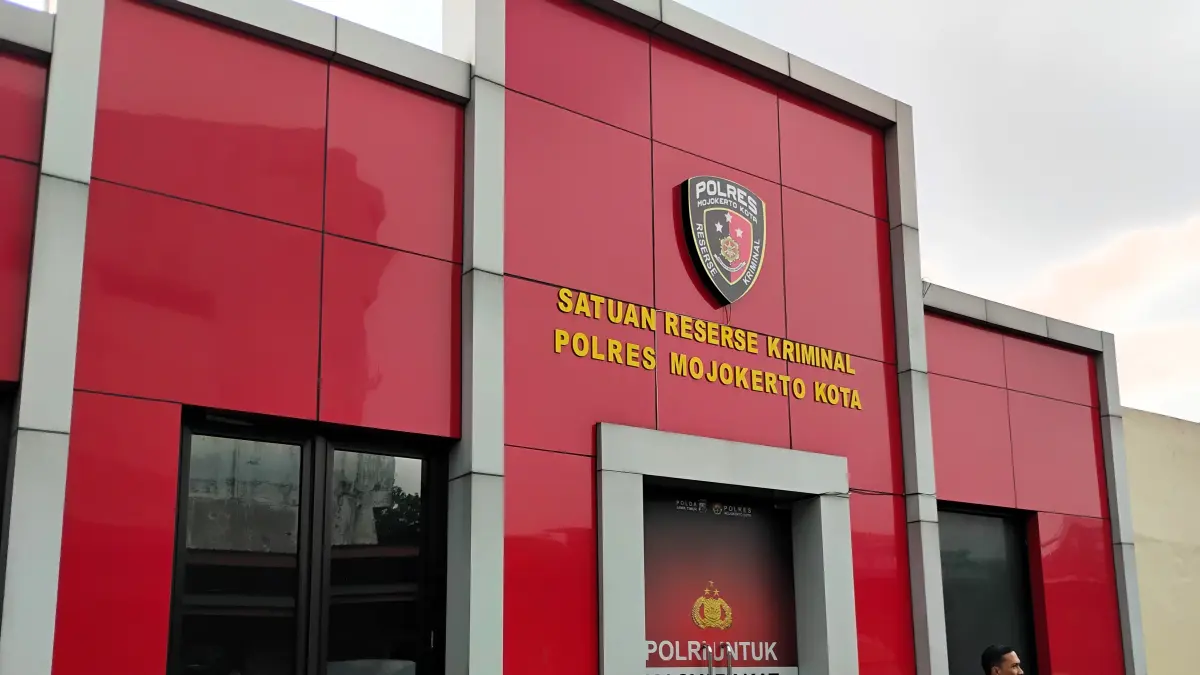 DIPIDANA: Satreskrim Polres Mojokerto telah menahan NF, seorang peserta konvoi malam Suroan untuk diproses pidana lantaran membawa sajam dan petasan saat konvoi, Selasa (16/5) lalu. (Martda JPRM) 
