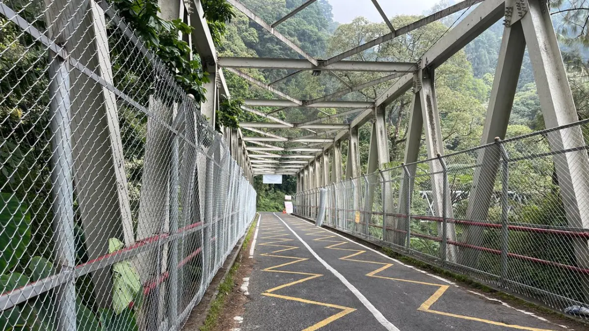 DOBEL PENGAMAN: Jembatan kembar di jalur Pacet-Cangar yang kini terpasang pagar pengaman dan instalasi PJU untuk meningkatkan keamanan di sepanjang akses penghubung Mojokerto-Batu ini, Sabtu (20/6). (Adi JPRM)