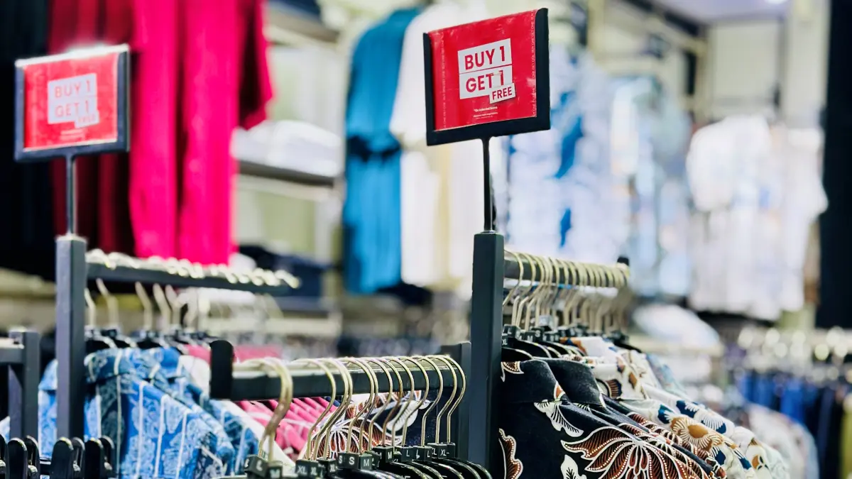 FREE: Kemeja Batik dan formal bisa Anda dapatkan dengan promo Buy 1 Get 1 Free.